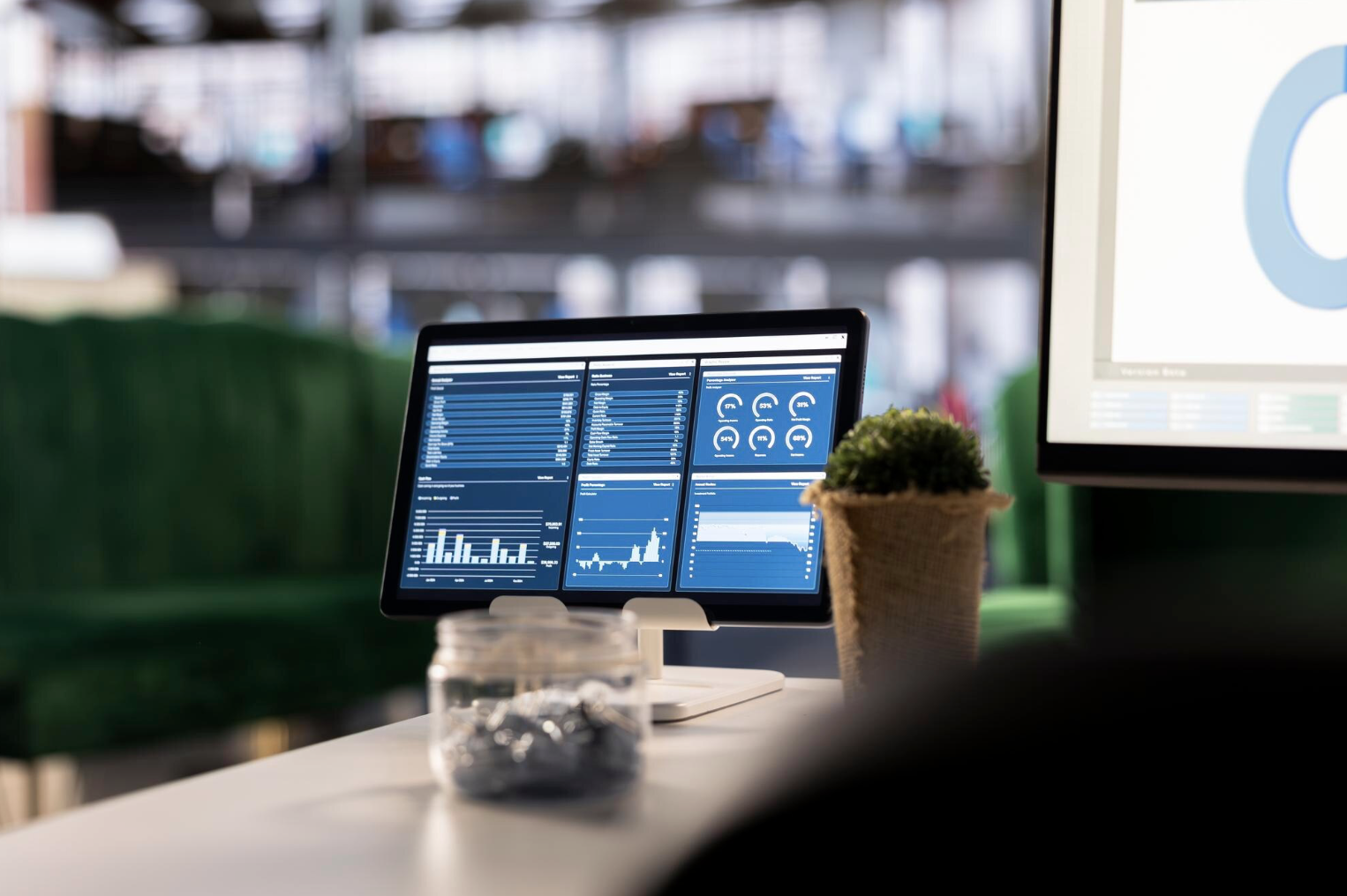 Pantalla de CRM profesional con base de datos de inversores segmentada, mostrando tesis de inversión, ticket sizes e historial de interacciones Interface de CRM mostrando contactos de inversores organizados por categorías y etapas del pipeline