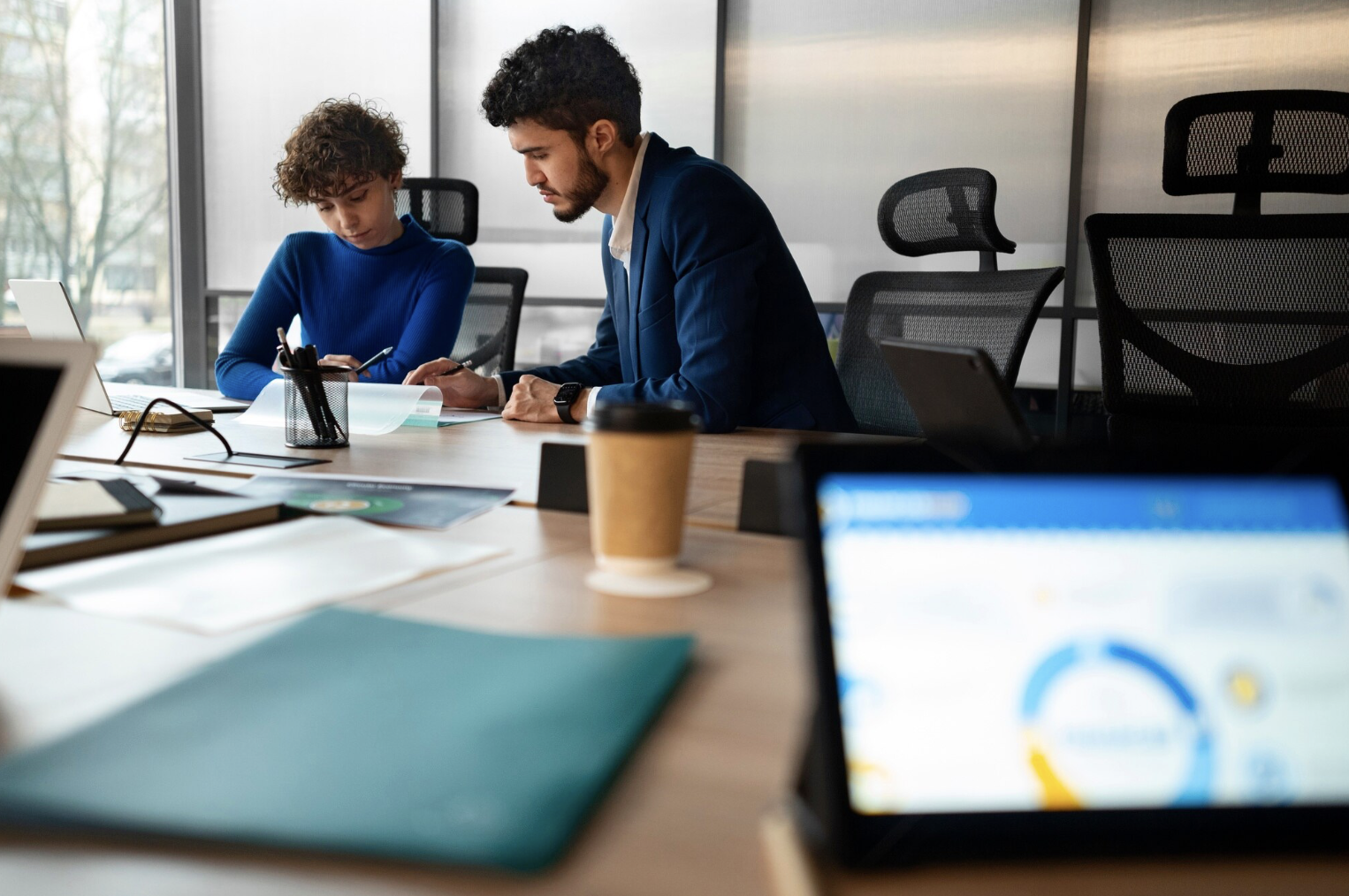 Dashboard de pipeline de inversión mostrando gestión colaborativa de inversores desde identificación hasta cierre en reunión de equipo Pipeline de fundraising visualizado en monitor con inversores en diferentes etapas del proceso