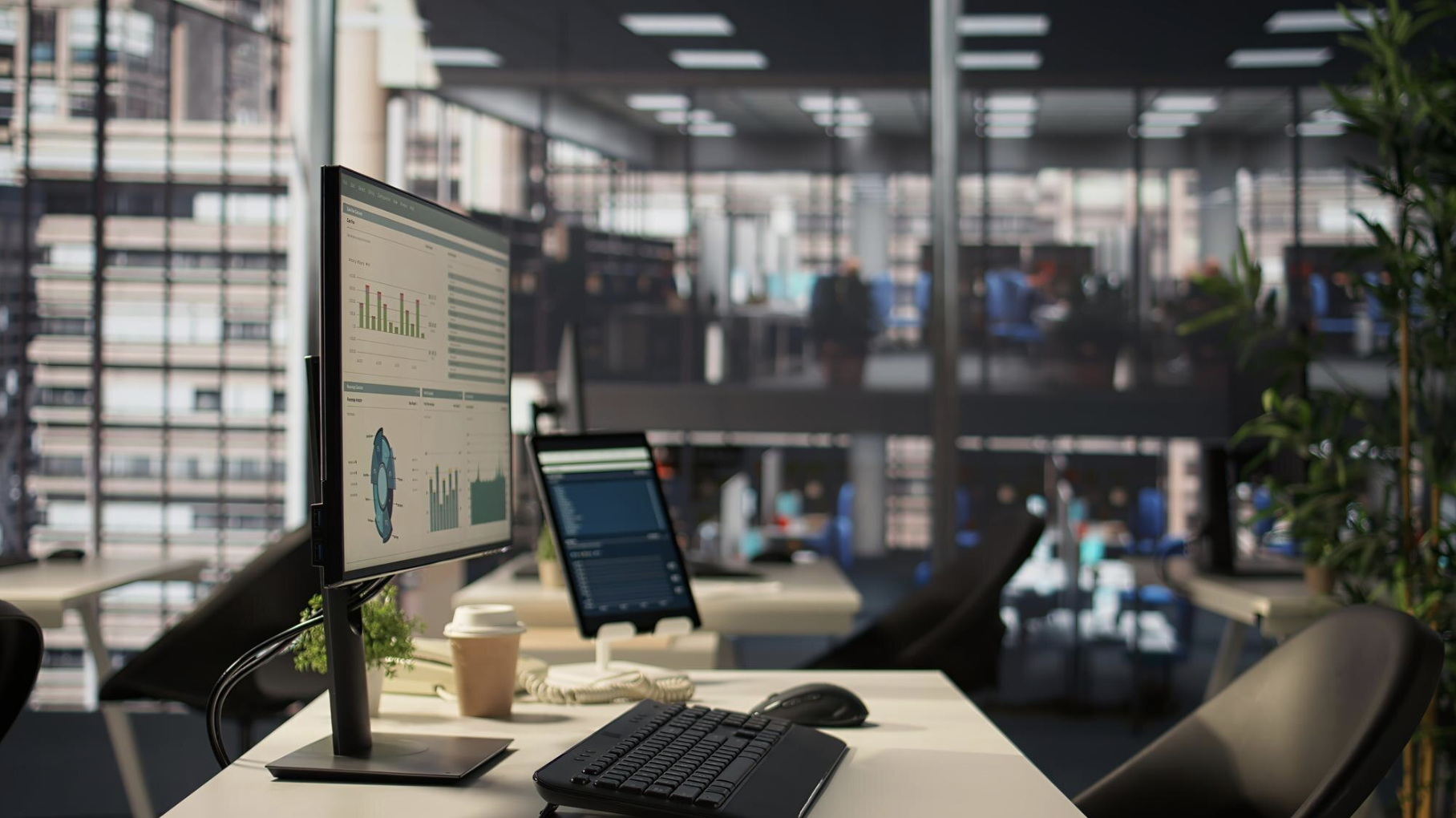 Emprendedor buscando inversores en startup con pitch deck en pantalla