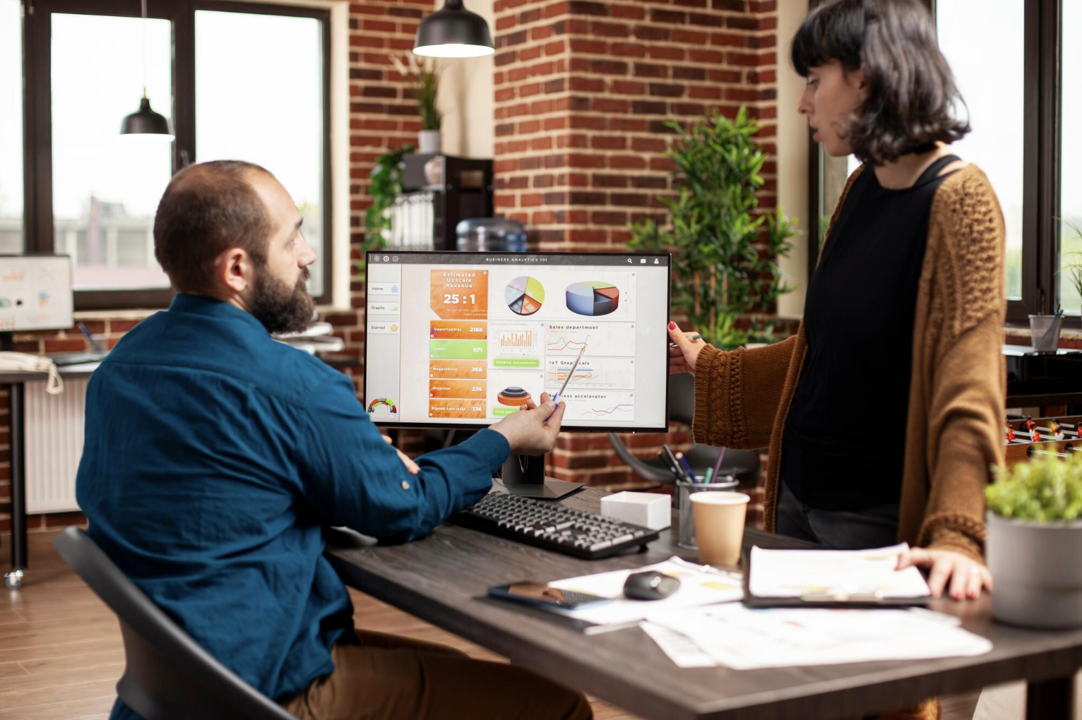 CFO analizando KPIs financieros y métricas de startup en dashboards digitales