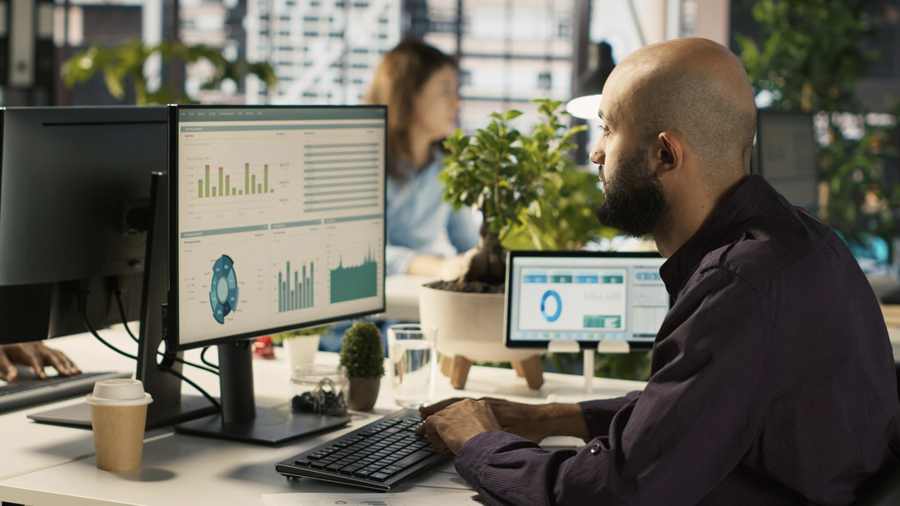 Comparación de pitch deck mal estructurado vs bien diseñado mostrando errores comunes