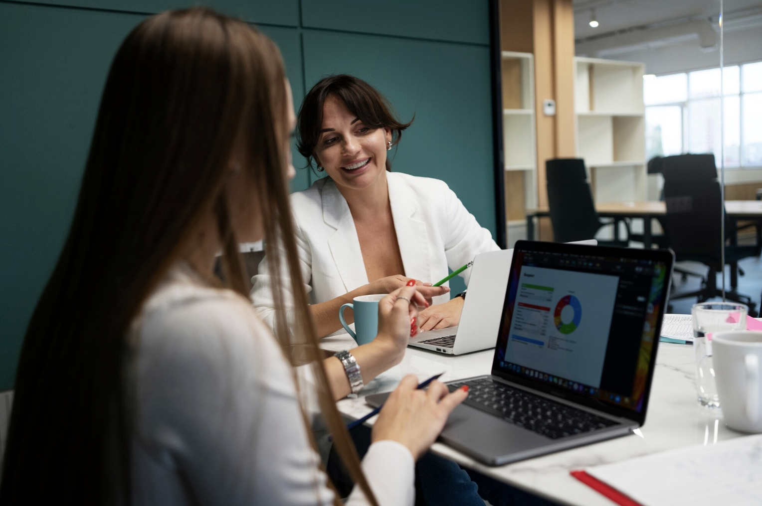 Consultor explicando documentos de inversión a fundadores de startup en oficina moderna