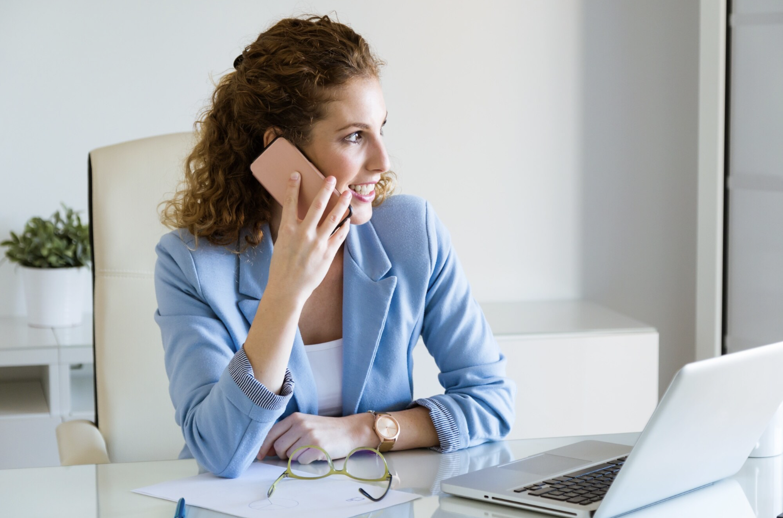 Fundador startup revisando contratos y term sheets de inversión venture capital