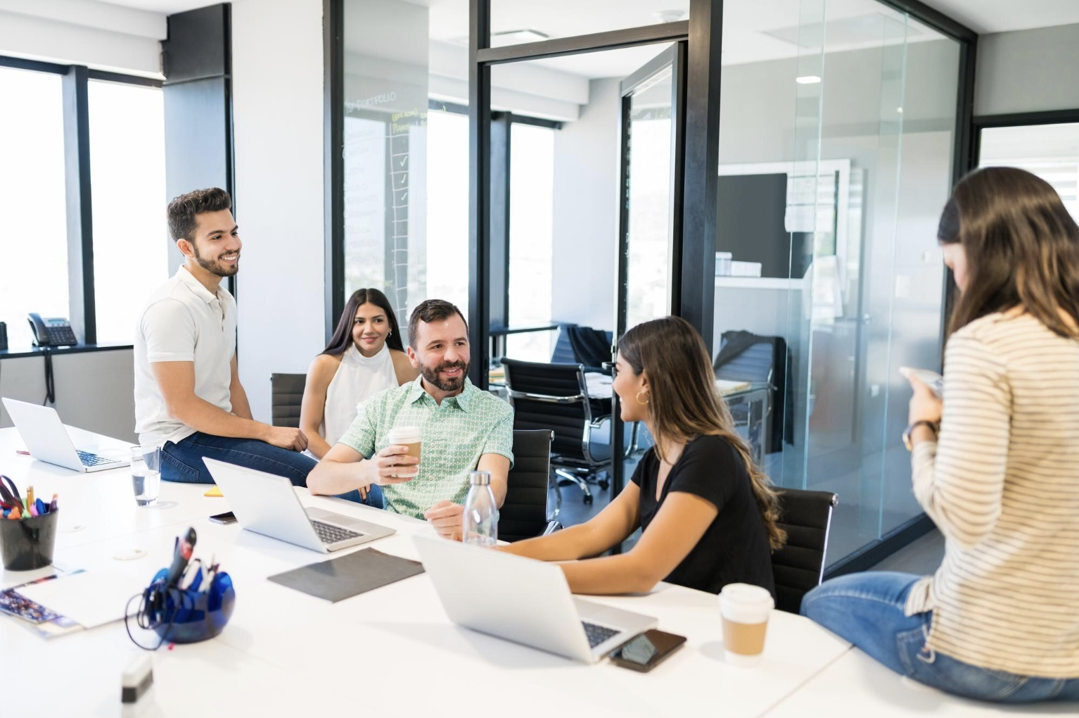 Equipo diverso de emprendedores trabajando en estrategia de startup