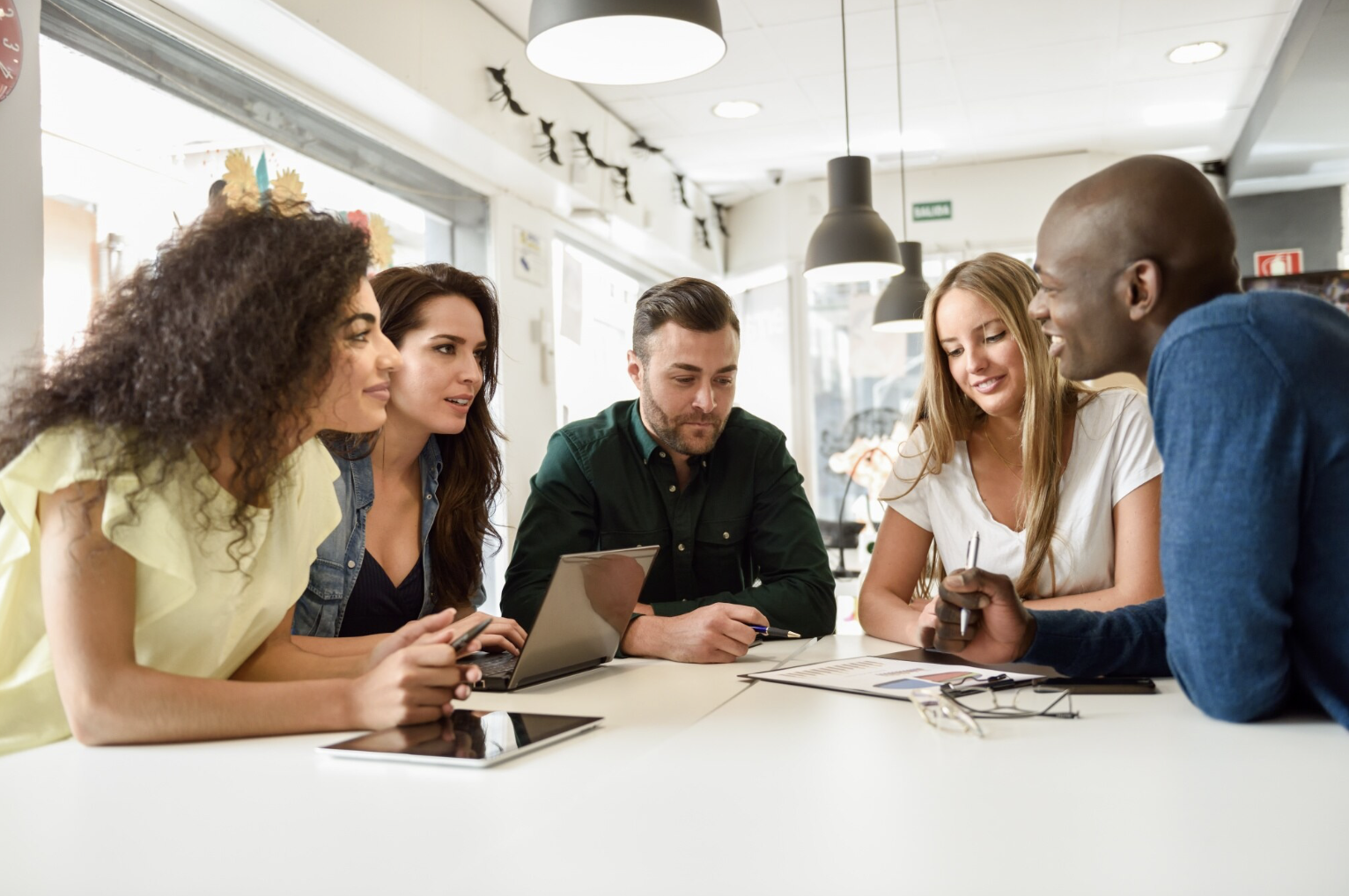 Evento de networking del ecosistema startup con emprendedores e inversores en conversaciones naturales intercambiando contactos profesionales Evento networking emprendedores e inversores intercambiando tarjetas profesionales