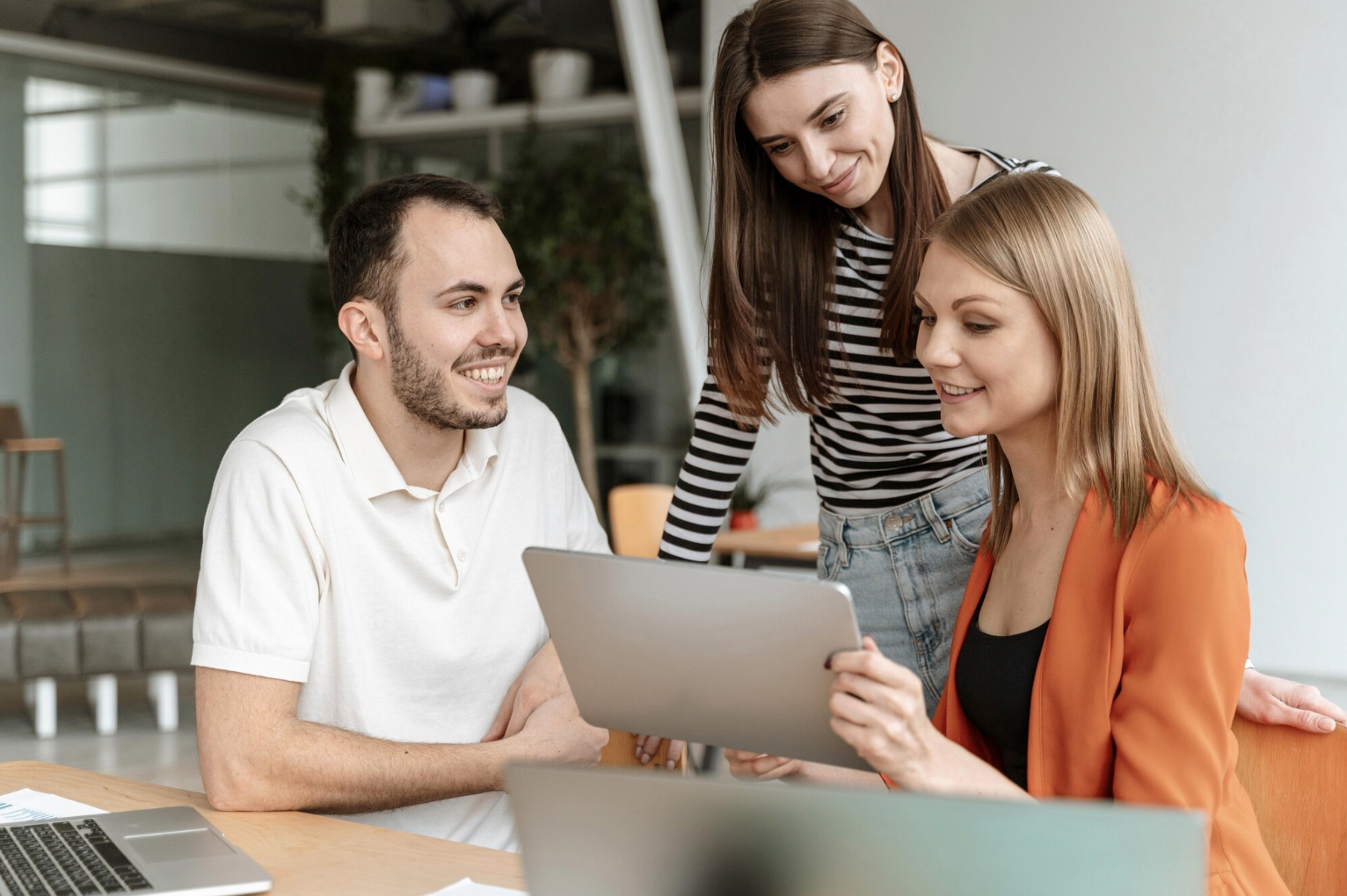 Reunión profesional entre emprendedores y family office en sala de juntas moderna