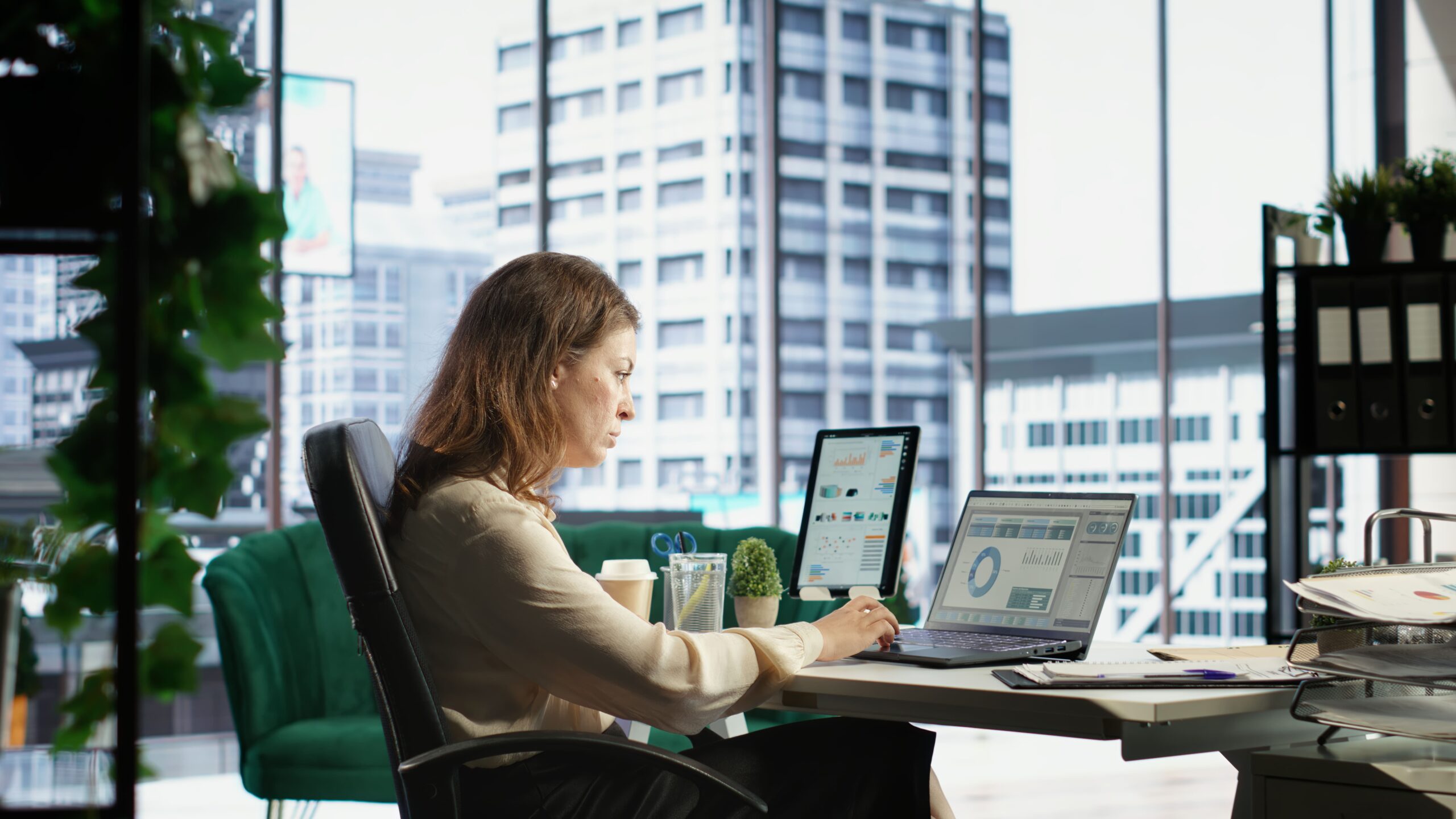 Emprendedor escribiendo email personalizado a inversores con investigación previa