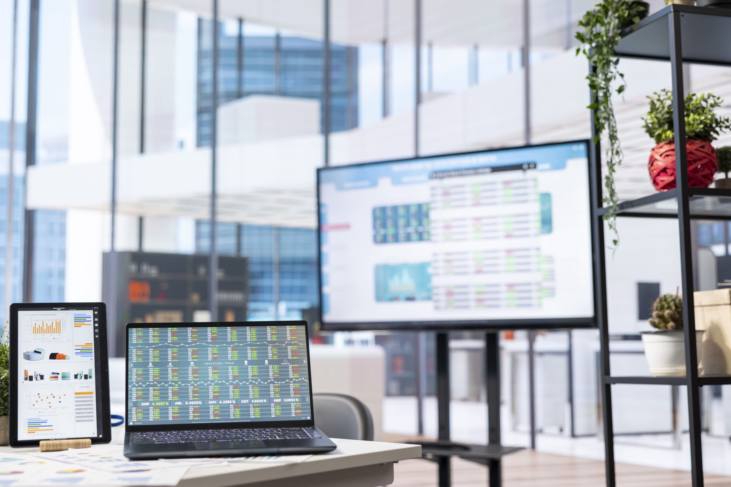 Oficina de startup en crecimiento acelerado con métricas y equipo trabajando intensivamente