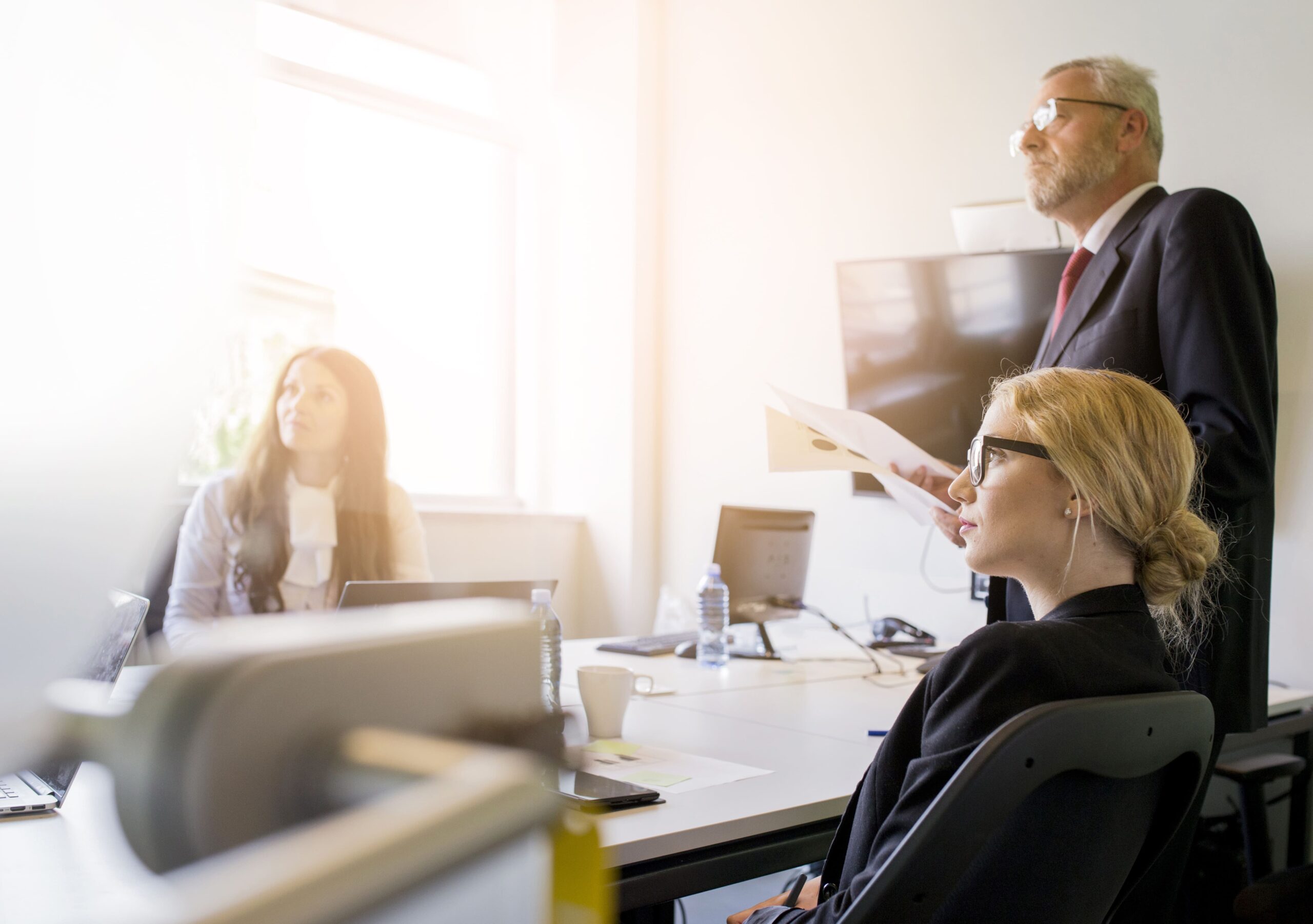 Fundador de startup analizando métricas SaaS en oficina moderna con gráficos de MRR y churn