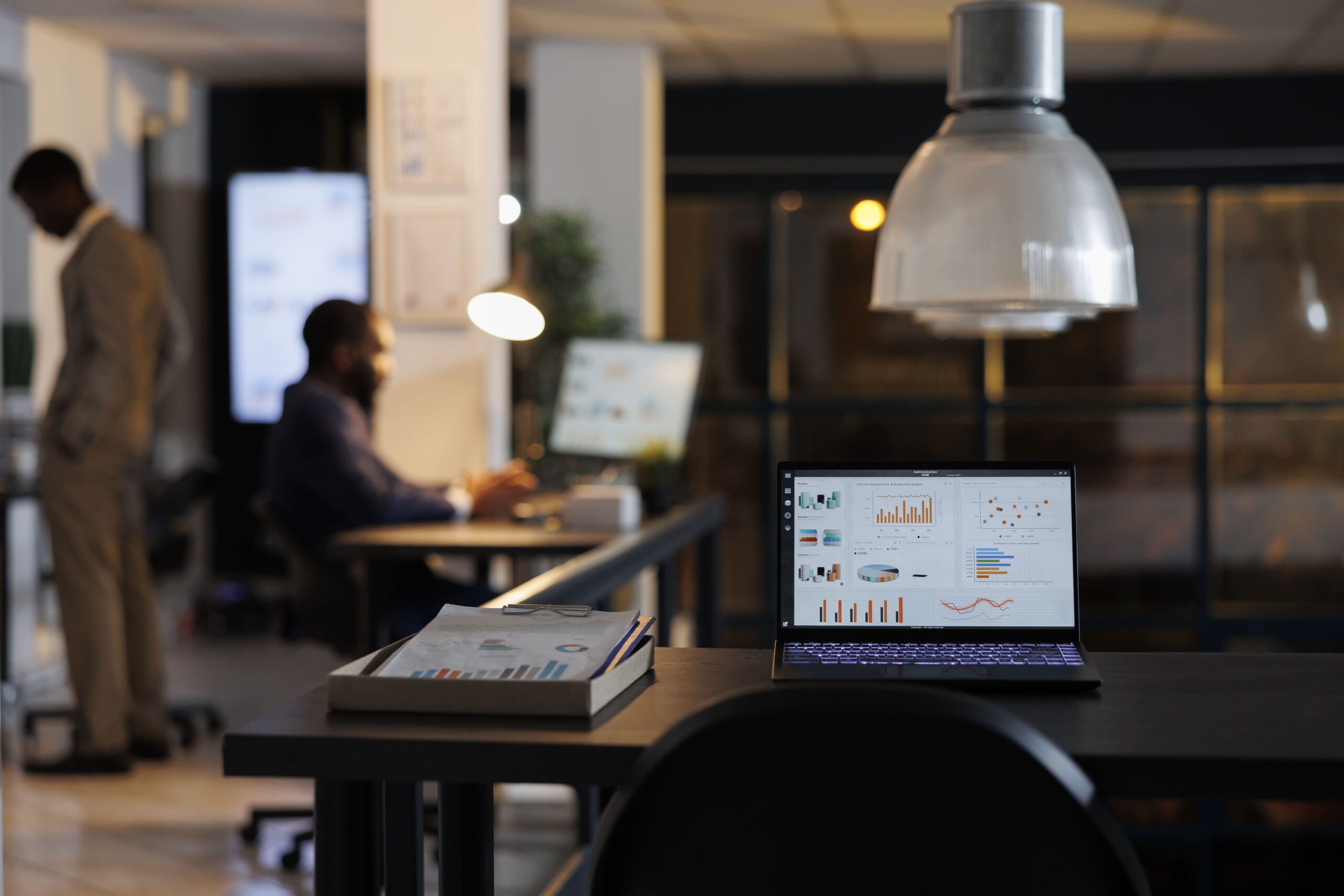 Emprendedor frustrado con pitch decks rechazados en escritorio