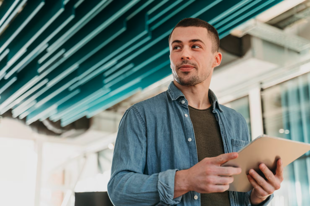 Dashboard analítica usuarios en pantalla mostrando tasa churn y retención para plan financiero