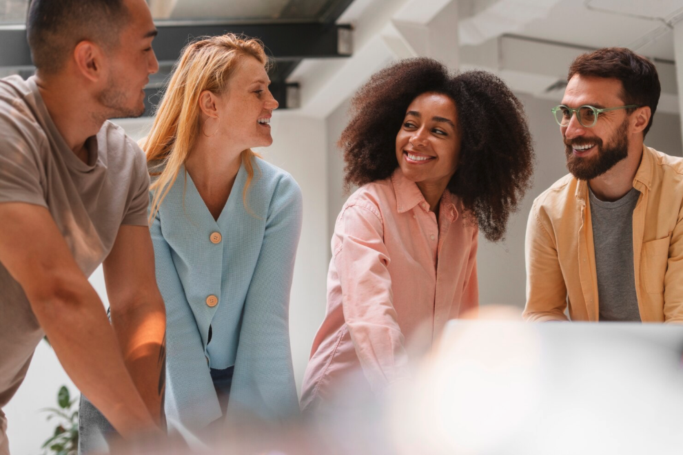 Reunión profesional explicando stock options e incentivos fiscales para empleados de startup