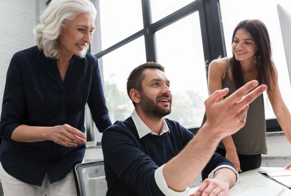 Presentación startup pitch deck TAM SAM SOM métricas sala conferencias