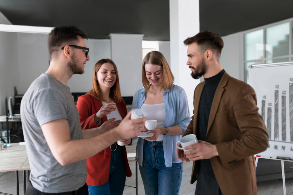 Grupo diverso de emprendedores e inversores colaborando en espacio de coworking moderno