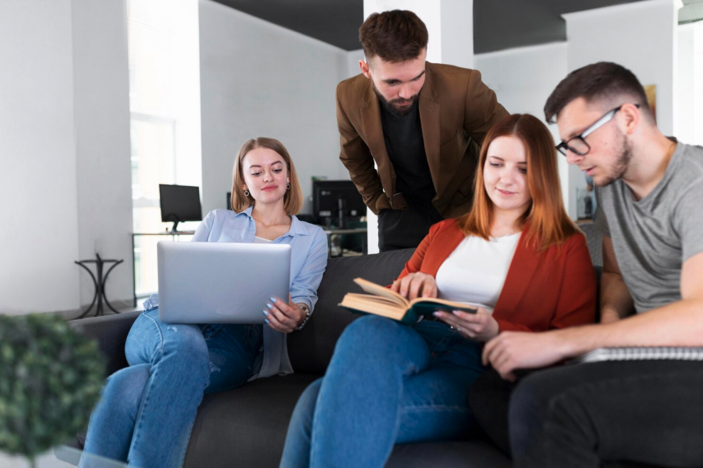 Pantallas con dashboards de métricas y KPIs de crecimiento empresarial