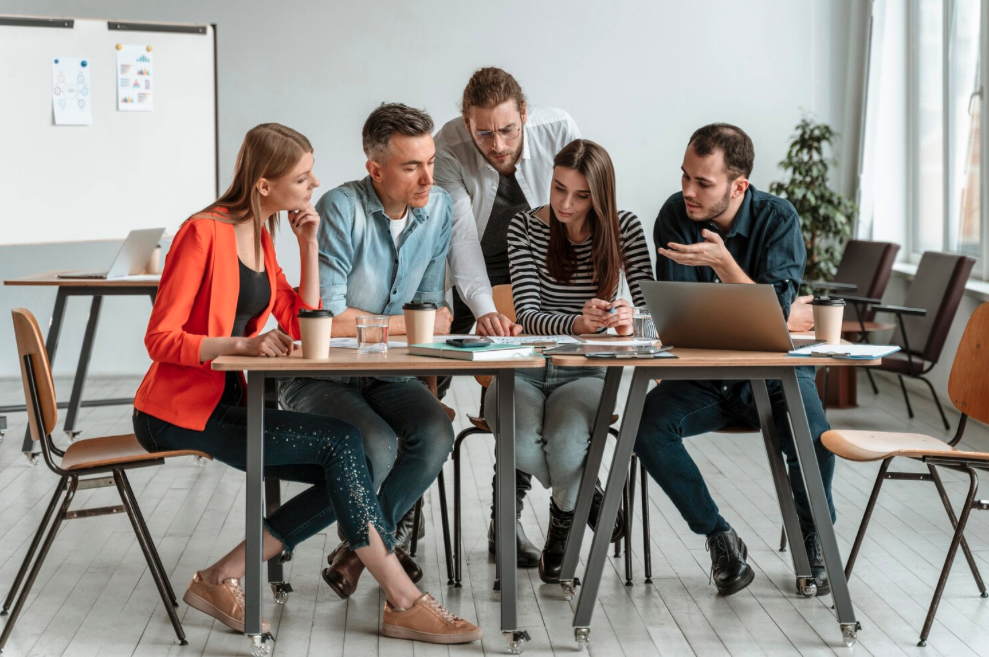 Vista general del evento 4YFN Barcelona con cientos de emprendedores e inversores haciendo networking