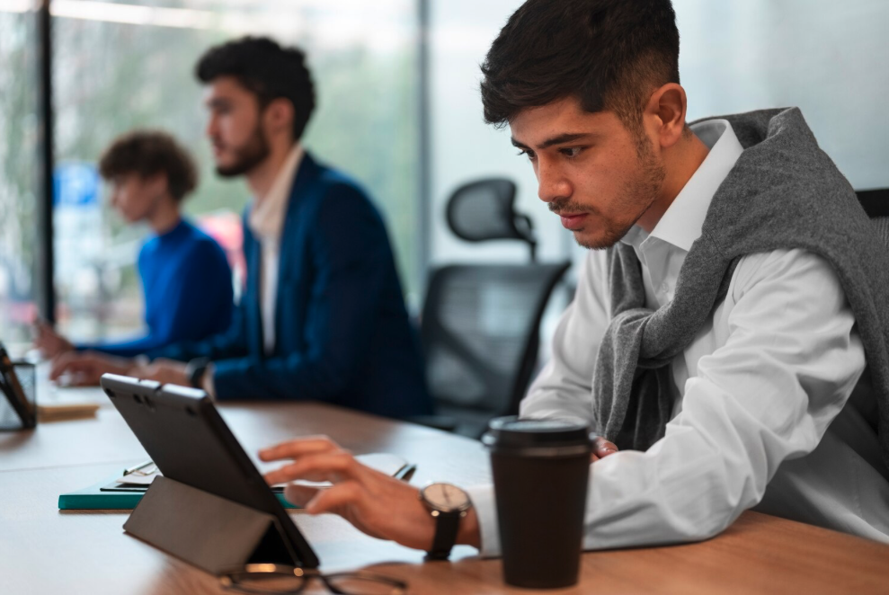 Fundadores de startup B2B SaaS presentando solución a inversores en oficina moderna