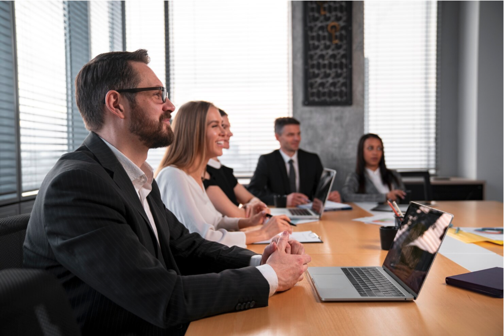 Reunión de consultoría Nexen Capital con fundadores de startup para estrategia de inversión
