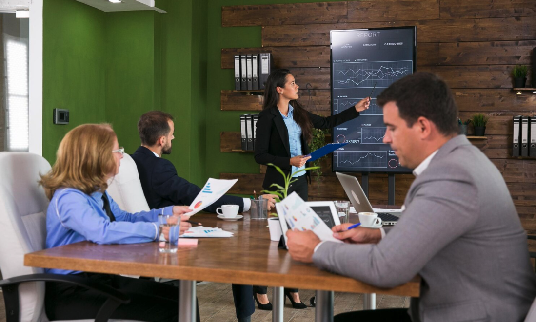 Reunión de inversores en Madrid con emprendedores presentando estrategia fiscal en term sheets