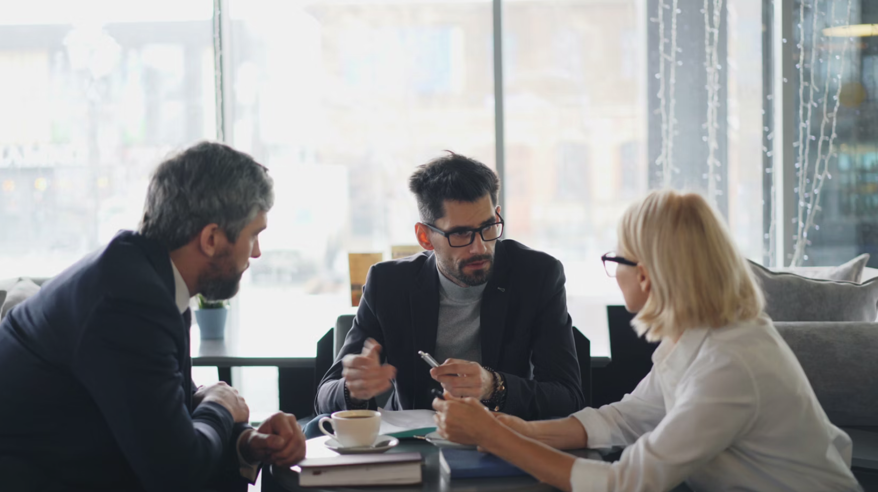 Panel de control profesional displaying múltiples métricas KPI de marketplace con gráficos coloristas de ARPU, tasa de abandono y valor de vida útil Dashboard empresarial mostrando KPIs de marketplace incluyendo ARPU, Churn Rate y LTV