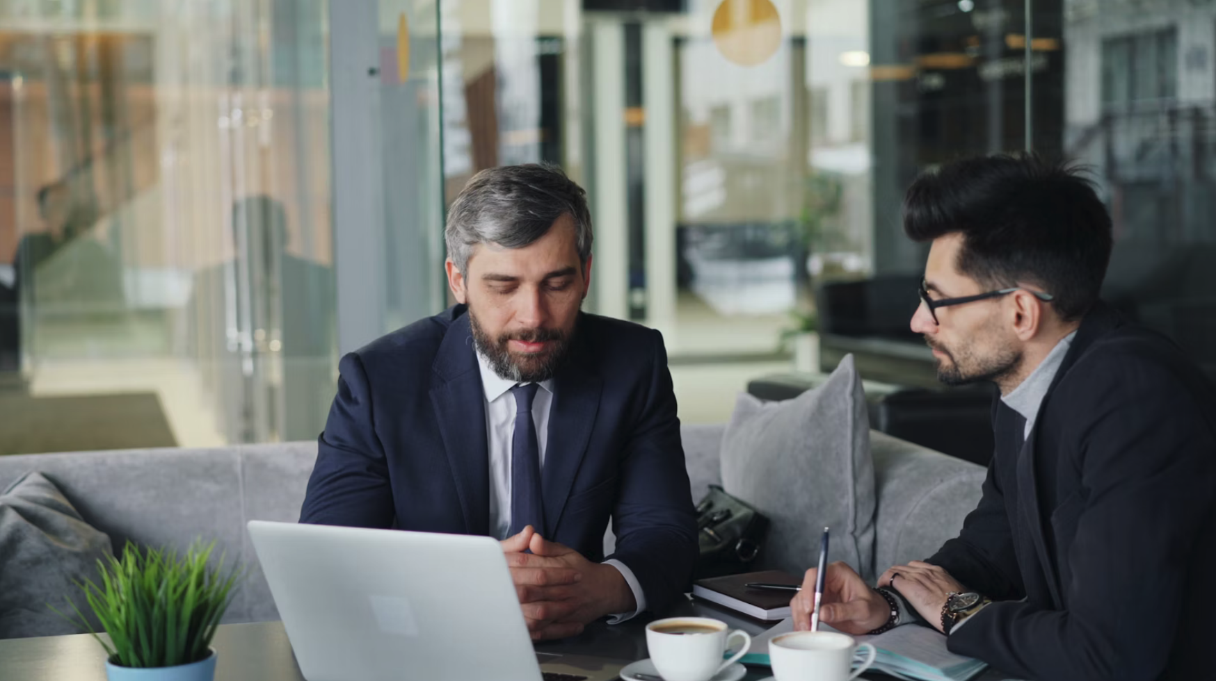 Junta directiva votando decisiones con mayoría reforzada del 75% en documentos