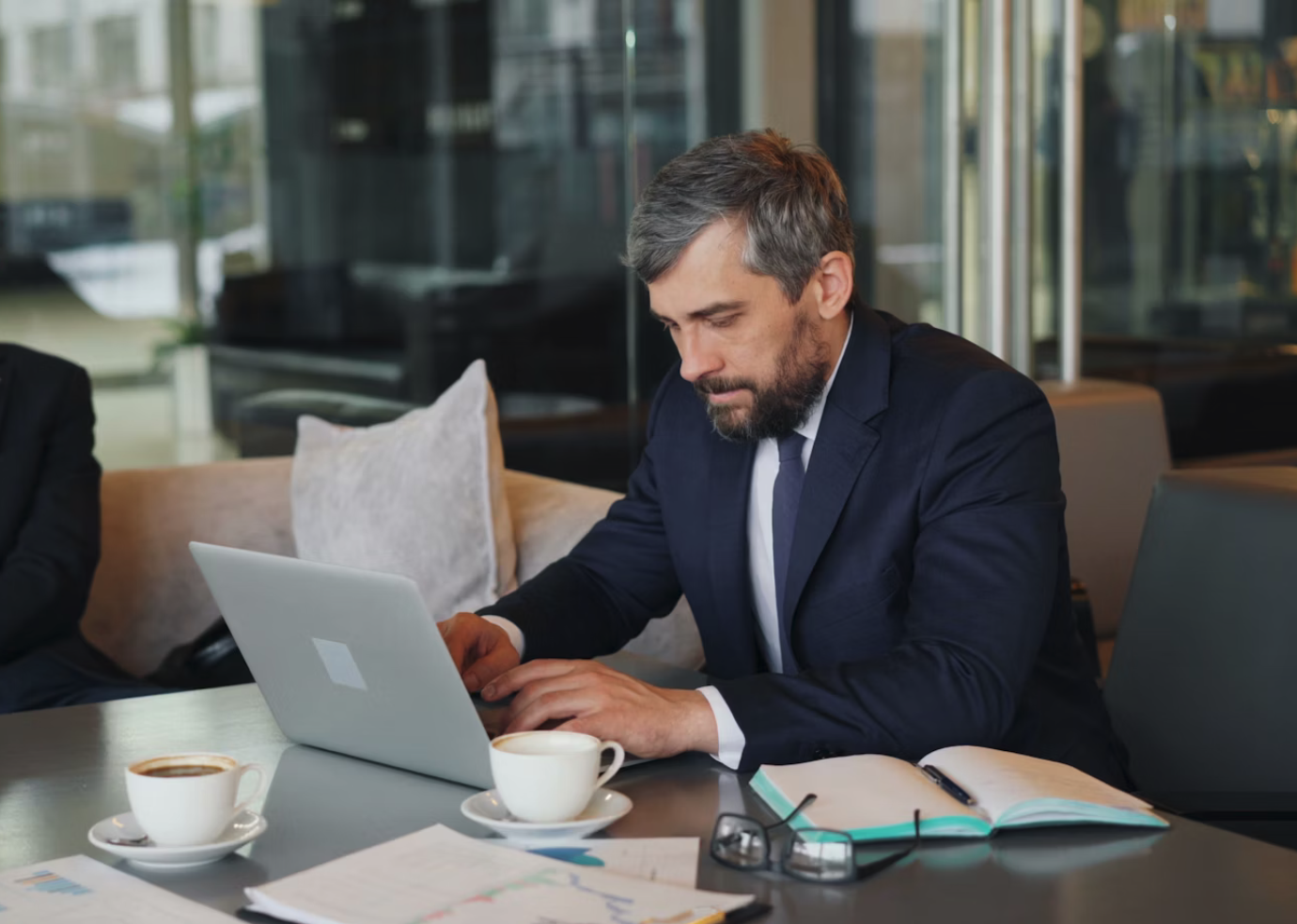 Fundador startup calculando valoración pre-money y post-money con hojas de cálculo financieras