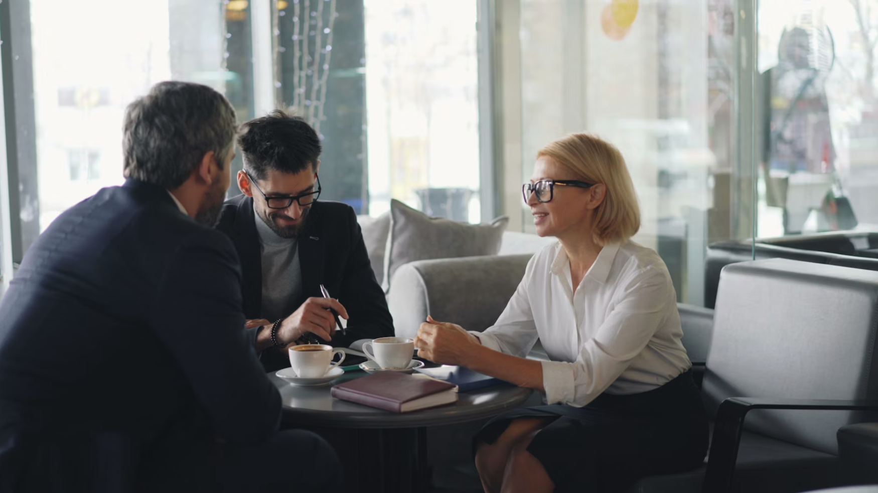 Emprendedor analizando métricas TAM SAM SOM en pantallas múltiples con gráficos de mercado