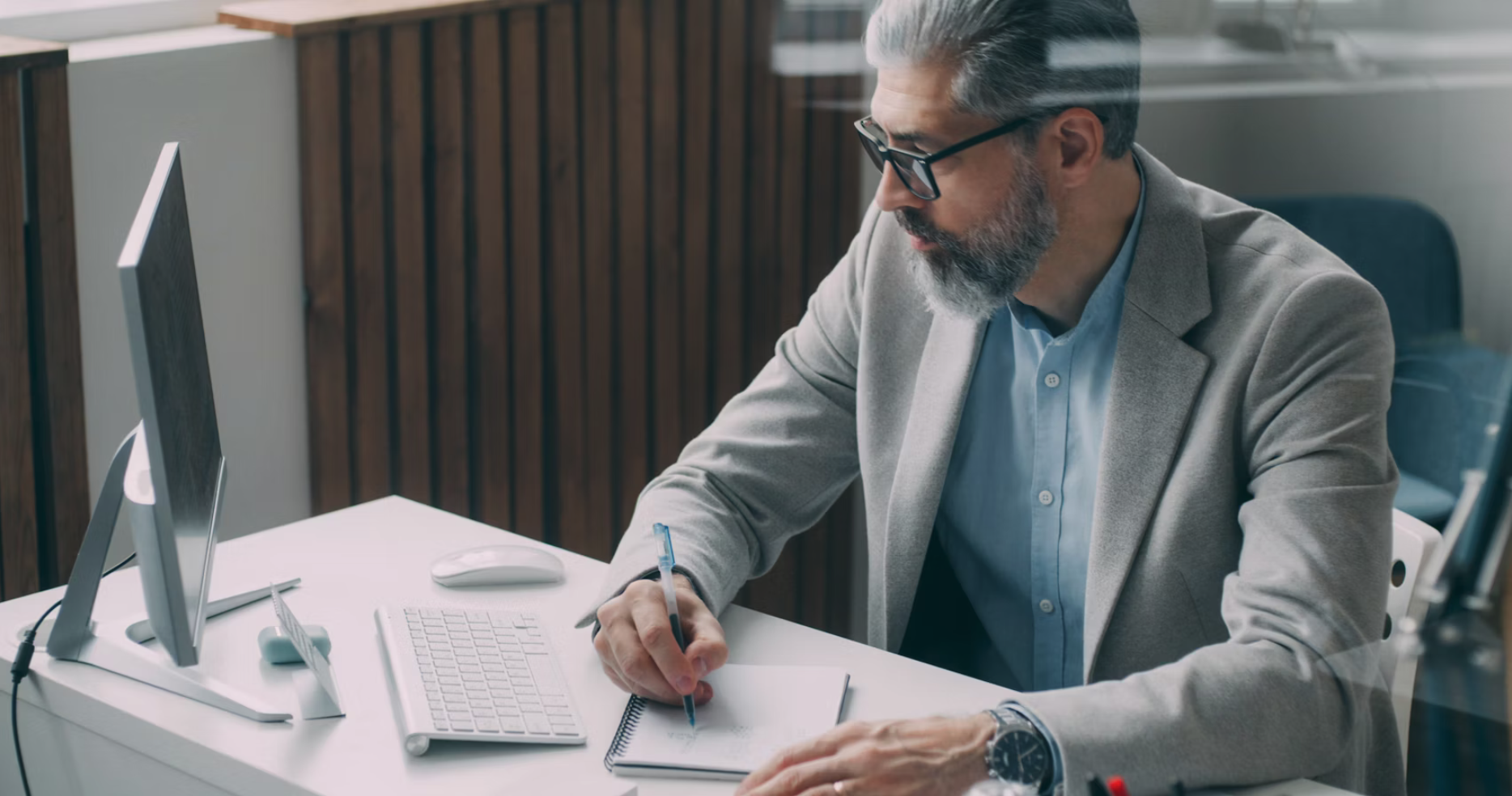 Analista de negocios señalando diferencias entre GMV total y comisiones reales en comparación visual de pantalla dividida en oficina profesional Pantalla dividida mostrando comparación entre GMV y ingresos reales de marketplace