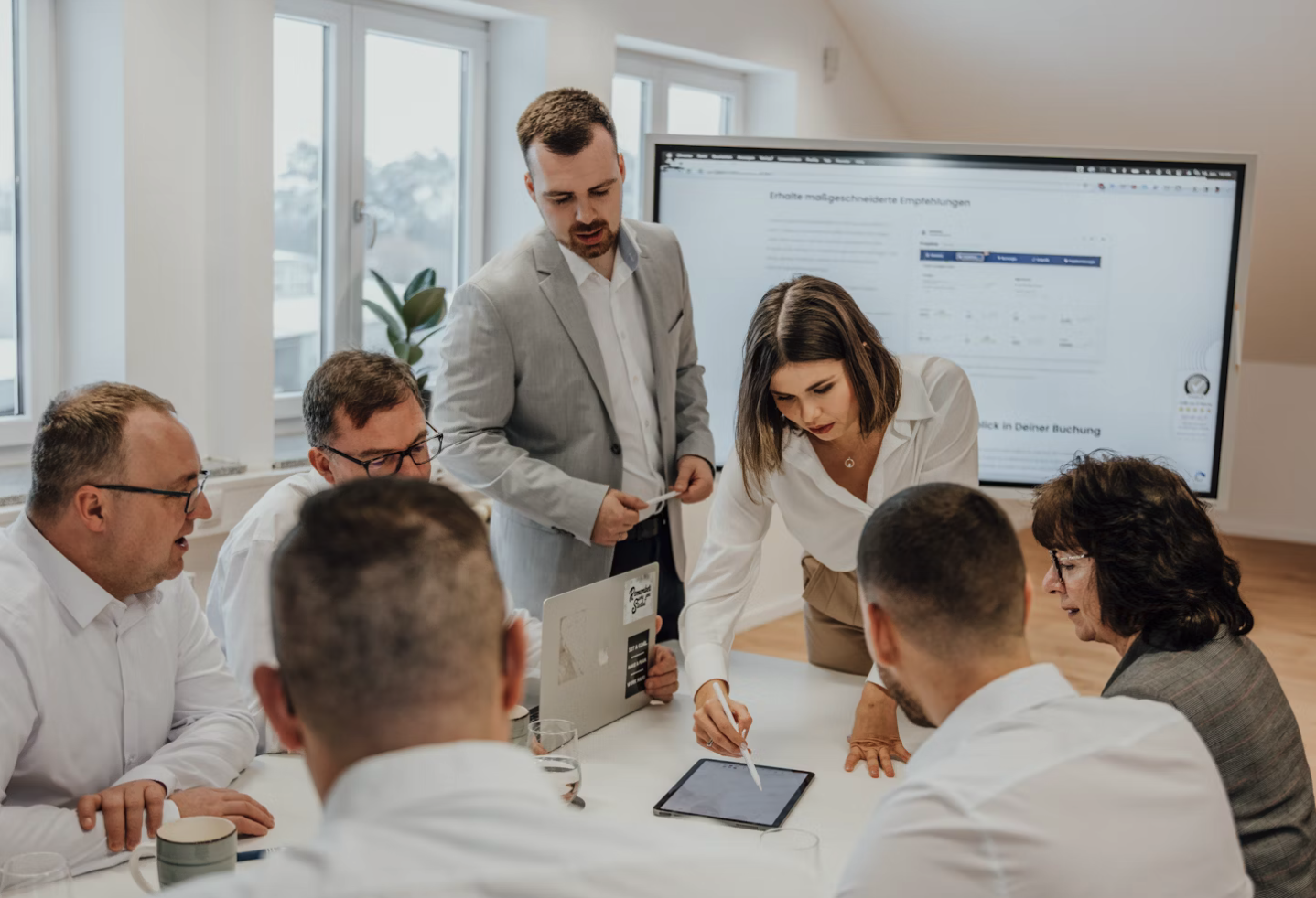 CFO externo gestionando múltiples tareas financieras con herramientas digitales modernas