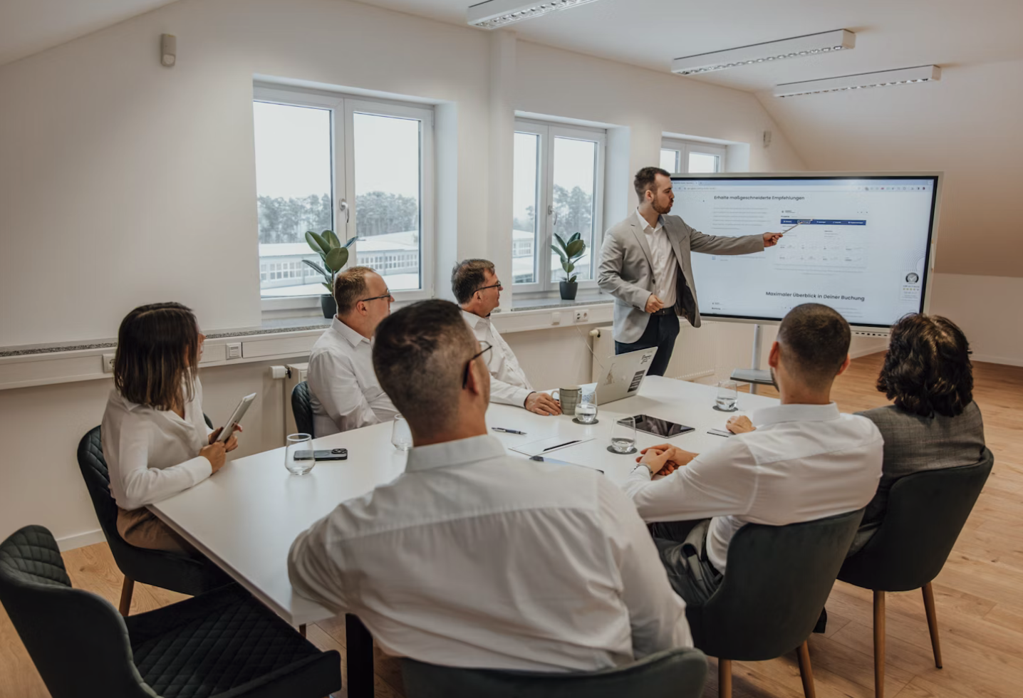 Presentación del método Scorecard para valoración de startups con tracción ante inversores potenciales Emprendedor presentando método Scorecard a inversores con datos financieros