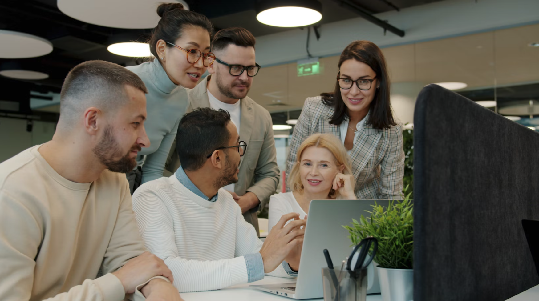 Escritorio desordenado con múltiples versiones de pitch deck y emprendedor frustrado