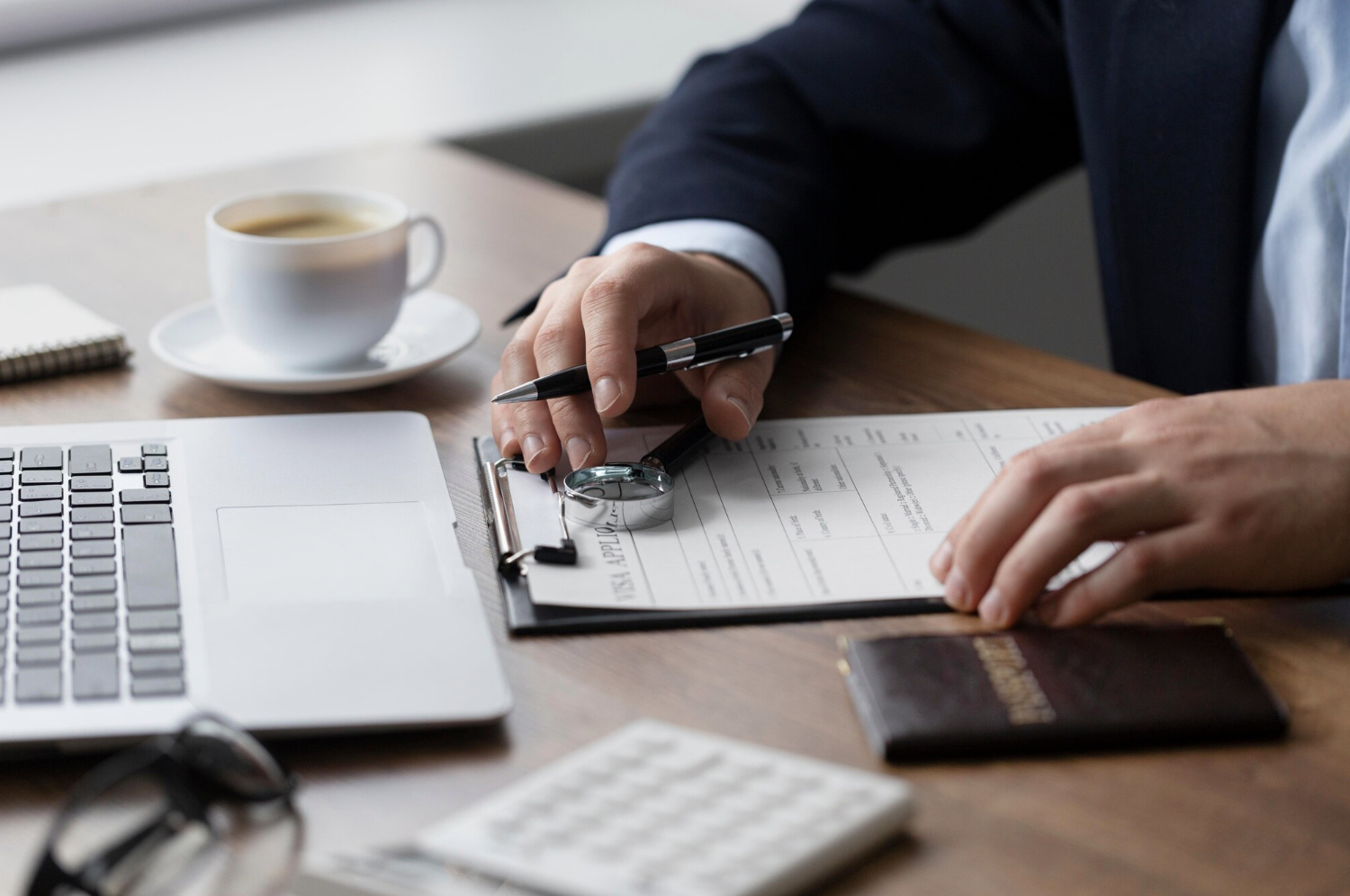 Ejemplos de pitch decks exitosos de Airbnb, Uber y BlaBlaCar en pared