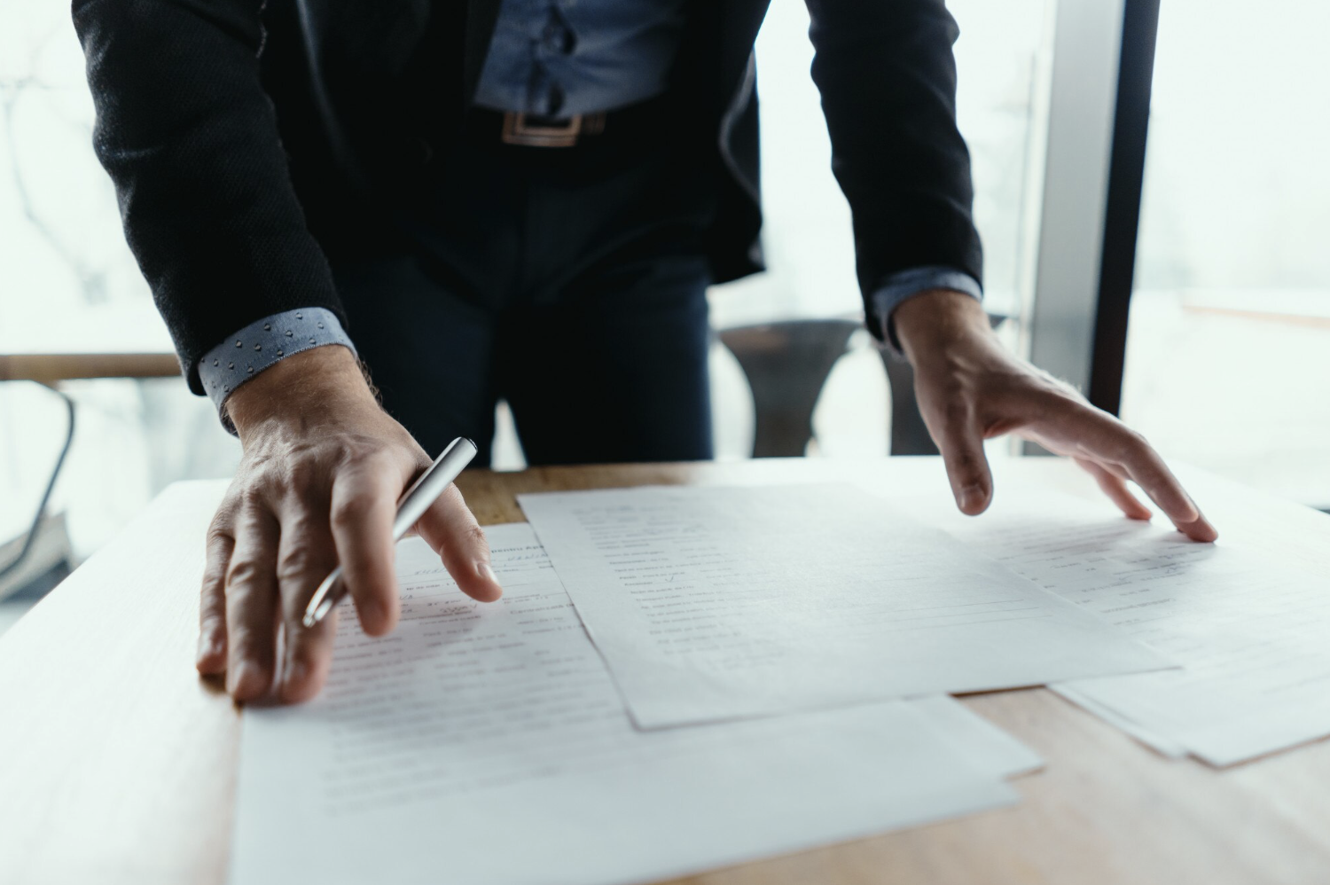 Asesor ayudando elegir línea financiación ENISA emprendedor