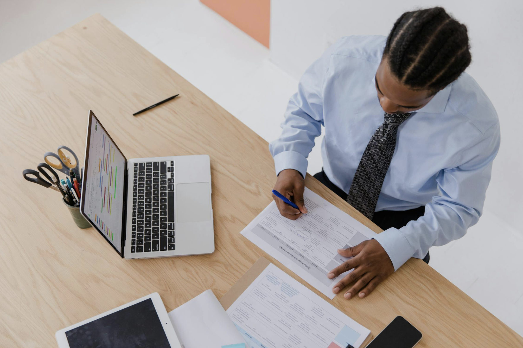 Empresarios comparando crear startup en España vs Estados Unidos con documentos legales