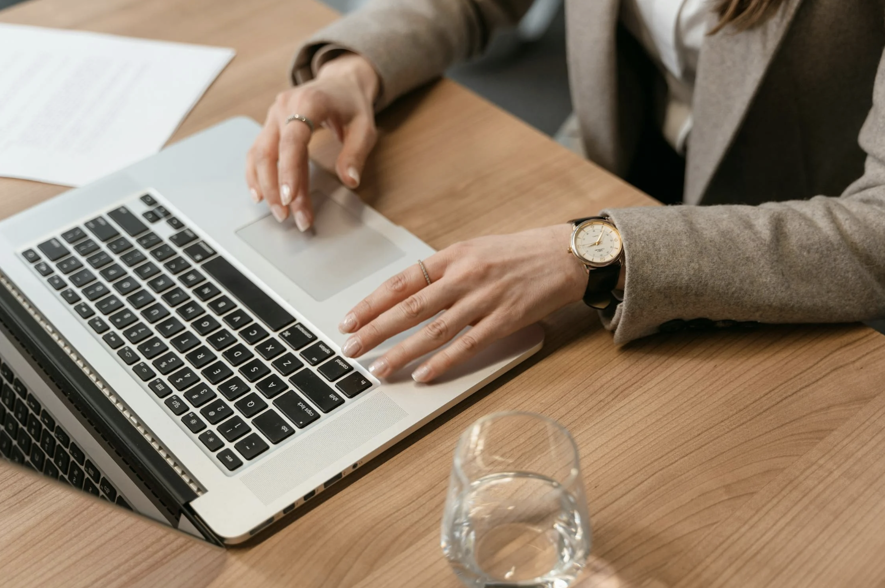 Análisis de métricas financieras y KPIs de startup en múltiples pantallas