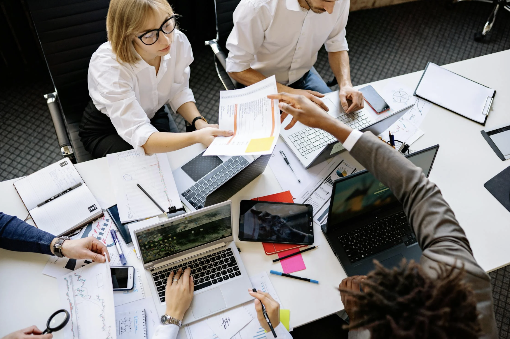 Diseñador trabajando en elementos visuales para presentación a inversores