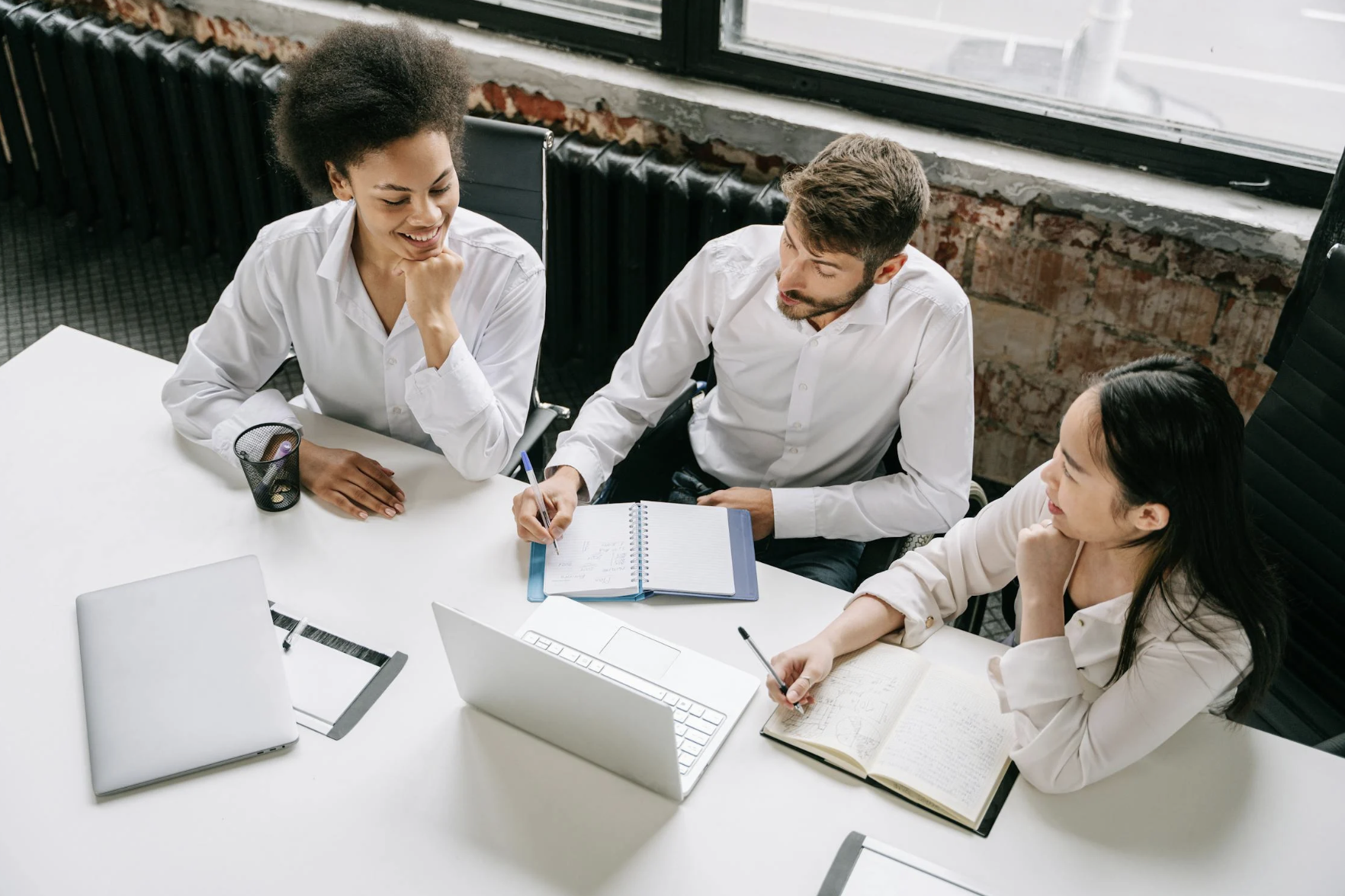 Emprendedor practicando presentación pitch frente a espejo en preparación