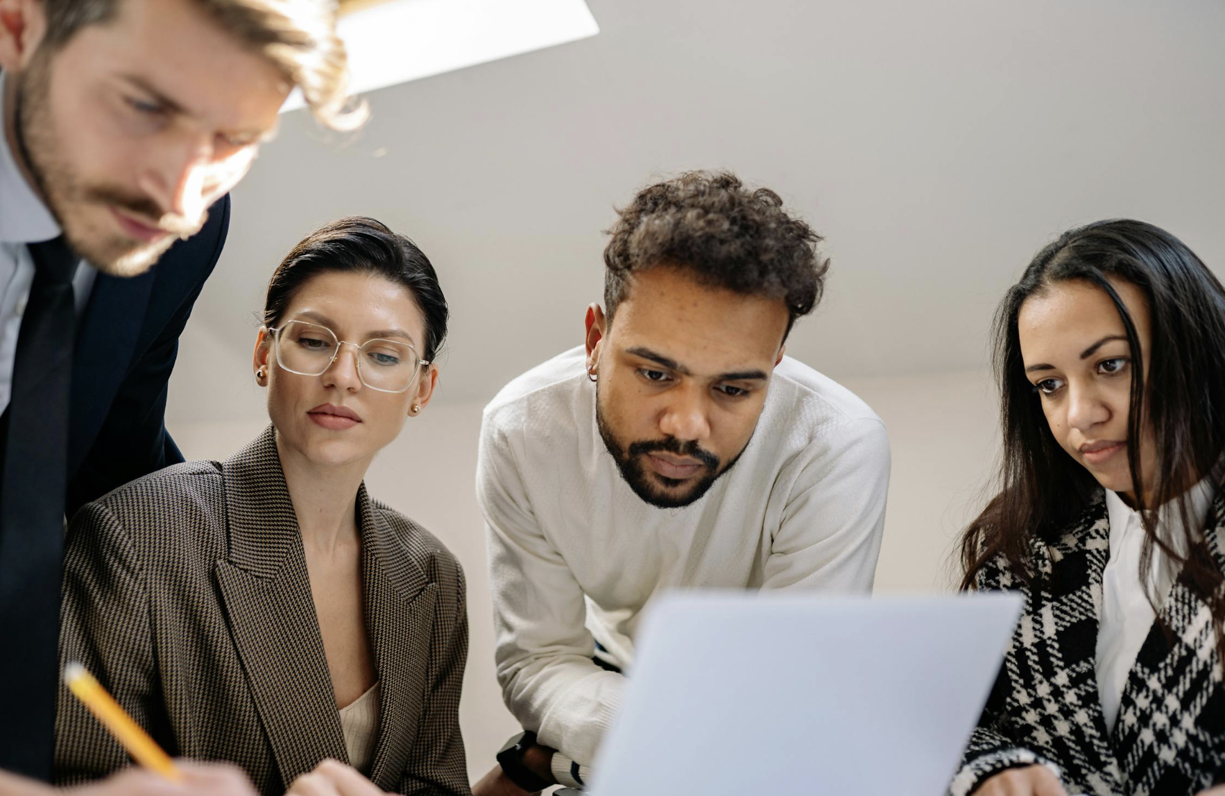 Empresarios e inversores negociando ronda de financiación startup en mesa de conferencias