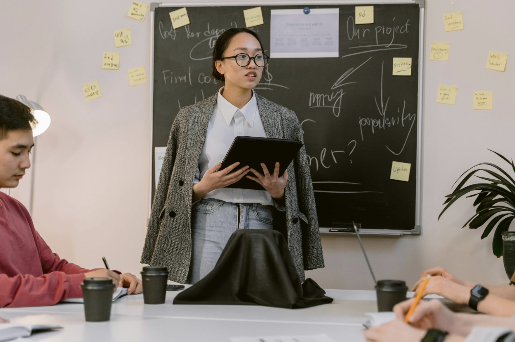 Emprendedor presentando pitch a inversores en sala de juntas moderna