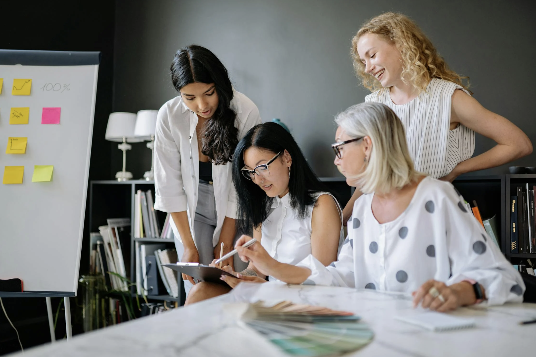 CEO liderando reunión sobre gestión de equity y roles de fundadores