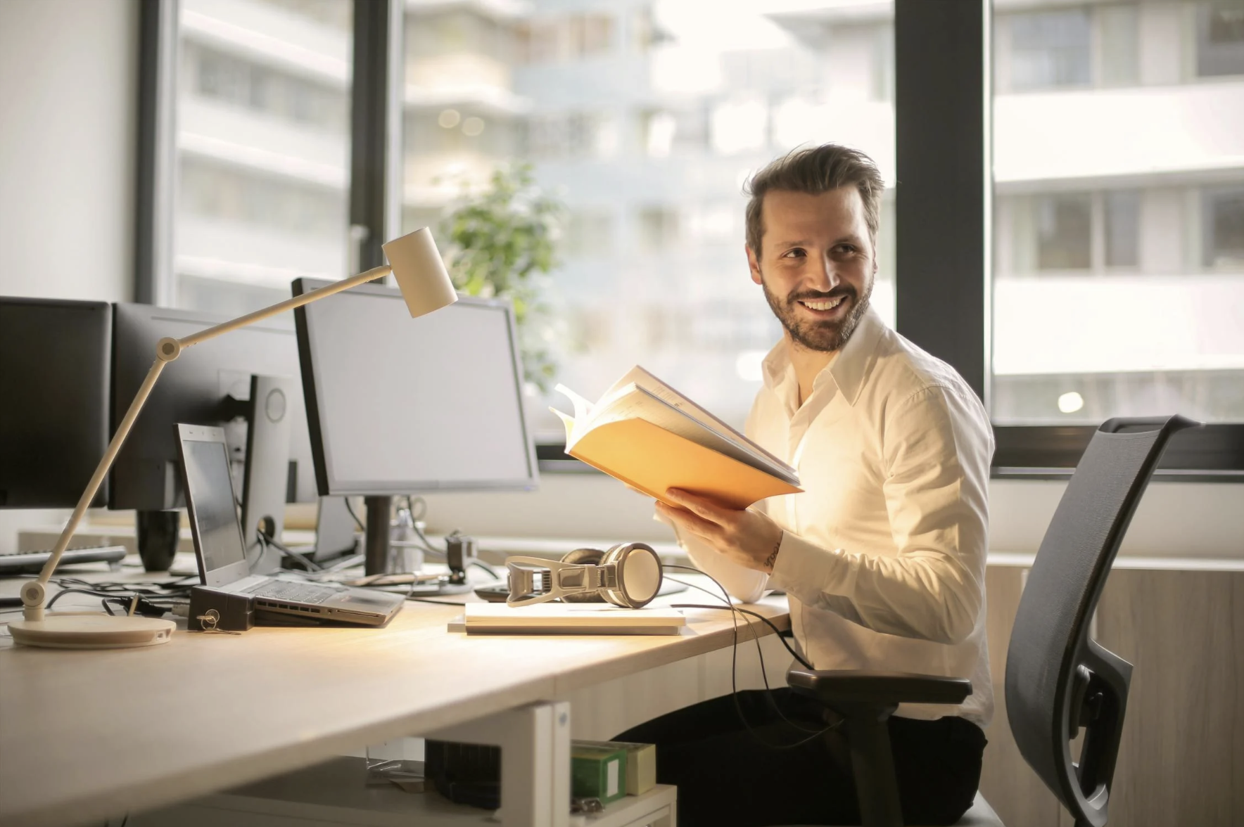 Equipo emprendedor revisando certificación ENISA en oficina startup española