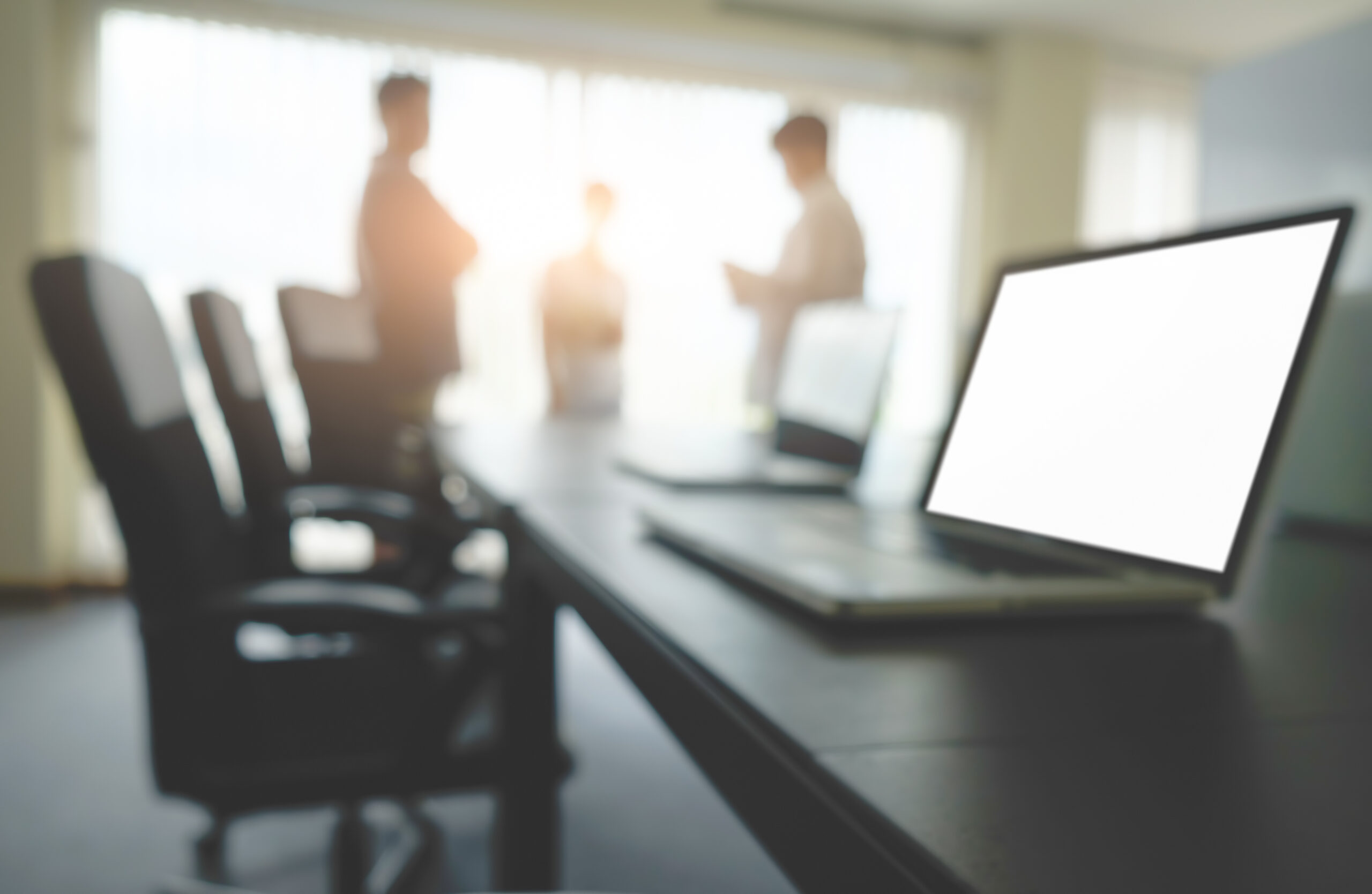 Dashboard financiero en laptop mostrando métricas de startup como burn rate y flujo de caja