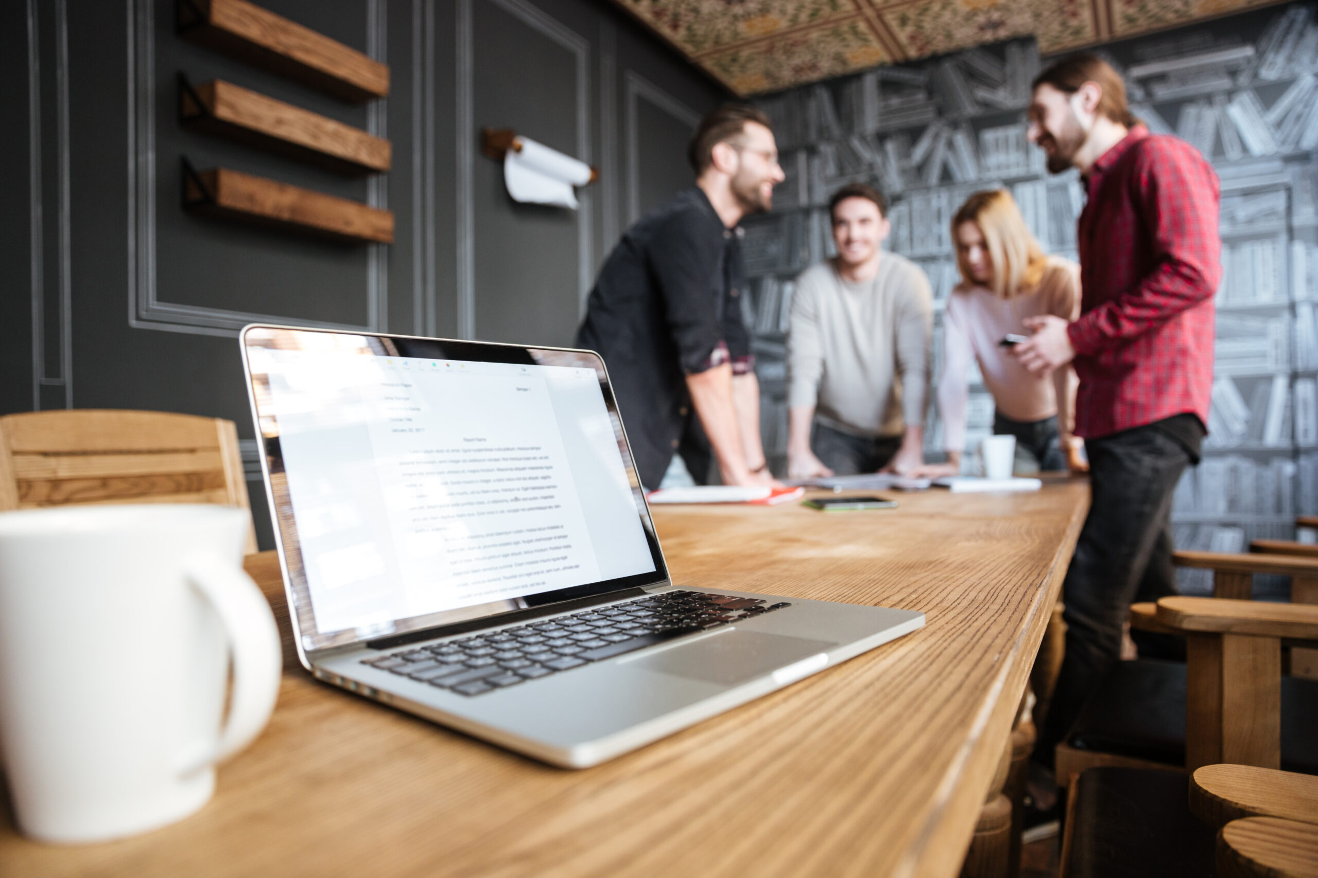 Proceso de selección de fractional CFO: fundadores entrevistando candidatos para servicios de consultoría financiera especializada Fundadores startup entrevistando candidato fractional CFO selección consultoría