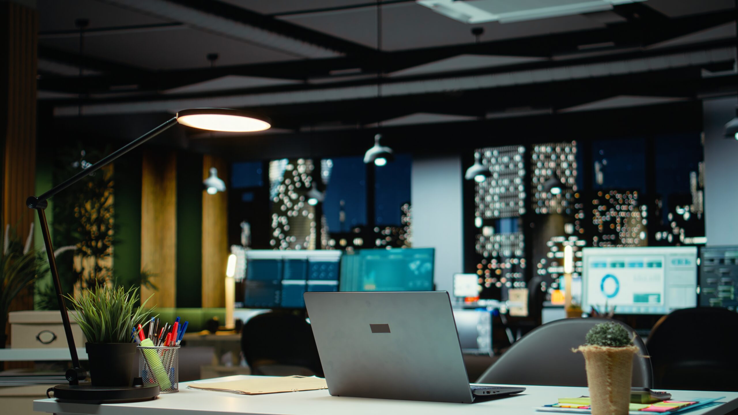 Manos trabajando modelos financieros laptop proyecciones flujo caja fractional CFO