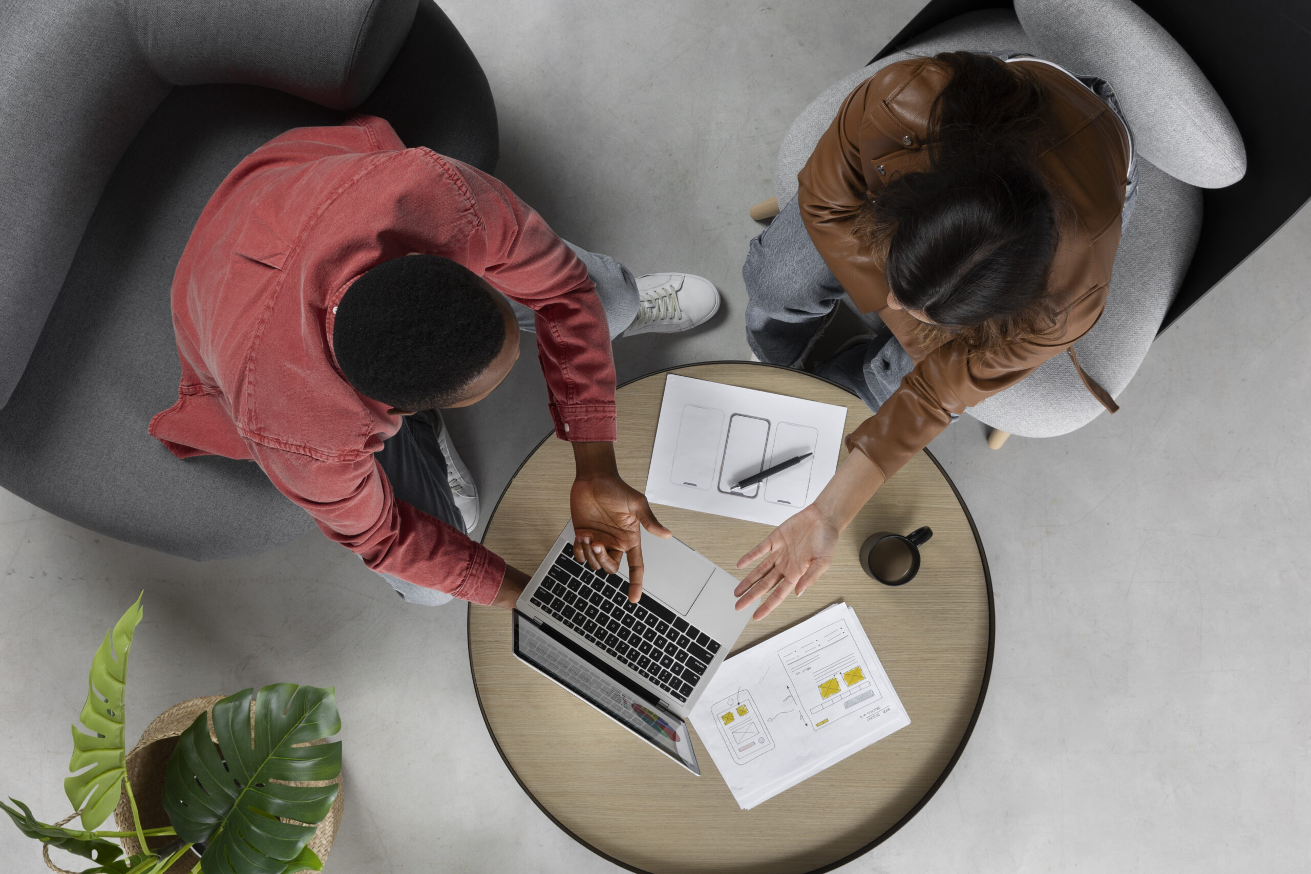 CFO analizando hojas de cálculo financieras y gráficos en laptop para planificación estratégica