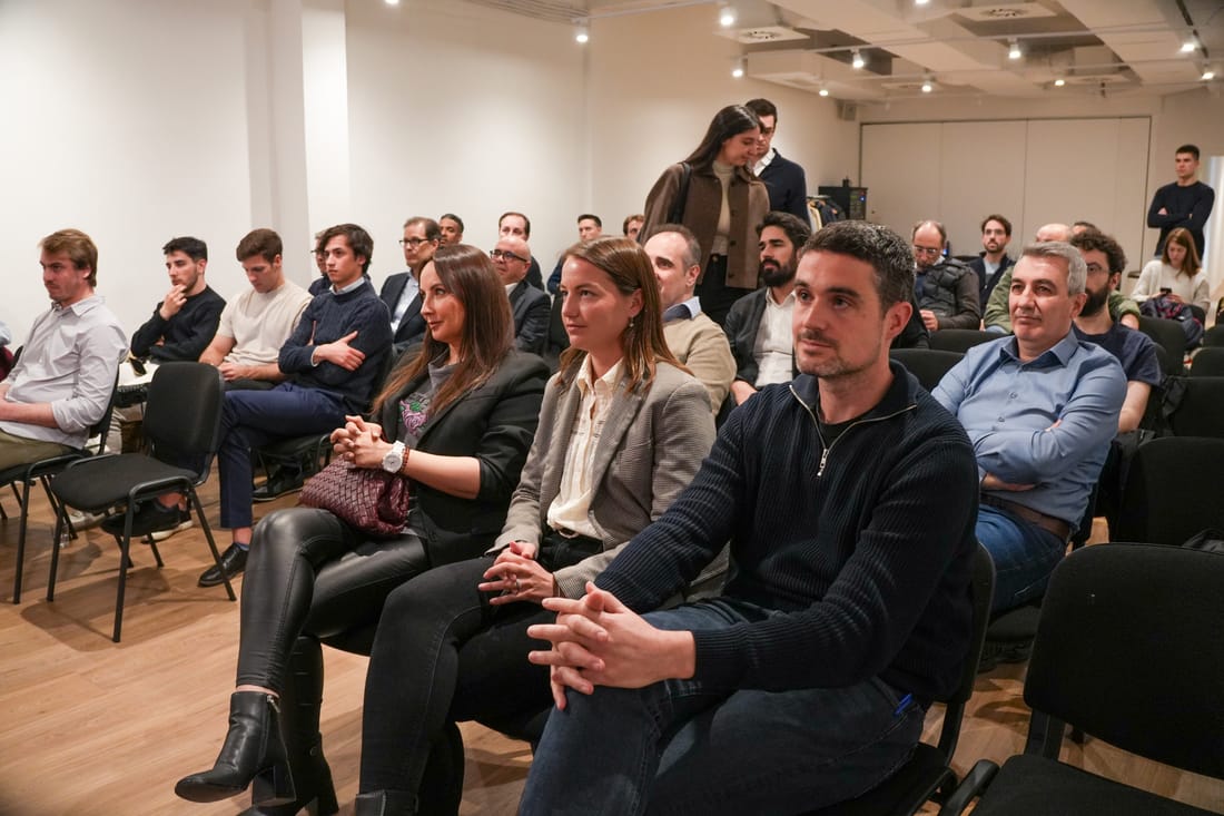 Pitch de una startup ante inversores en un evento de Nexen