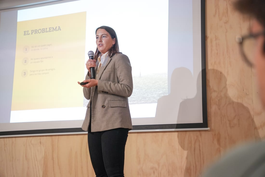 Founder presentando en Pitch & Shark